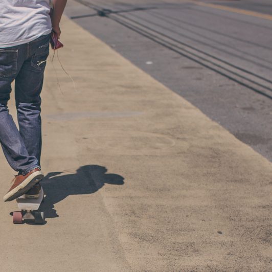 ungdom-skateboard-activity-boy-cruising-2011